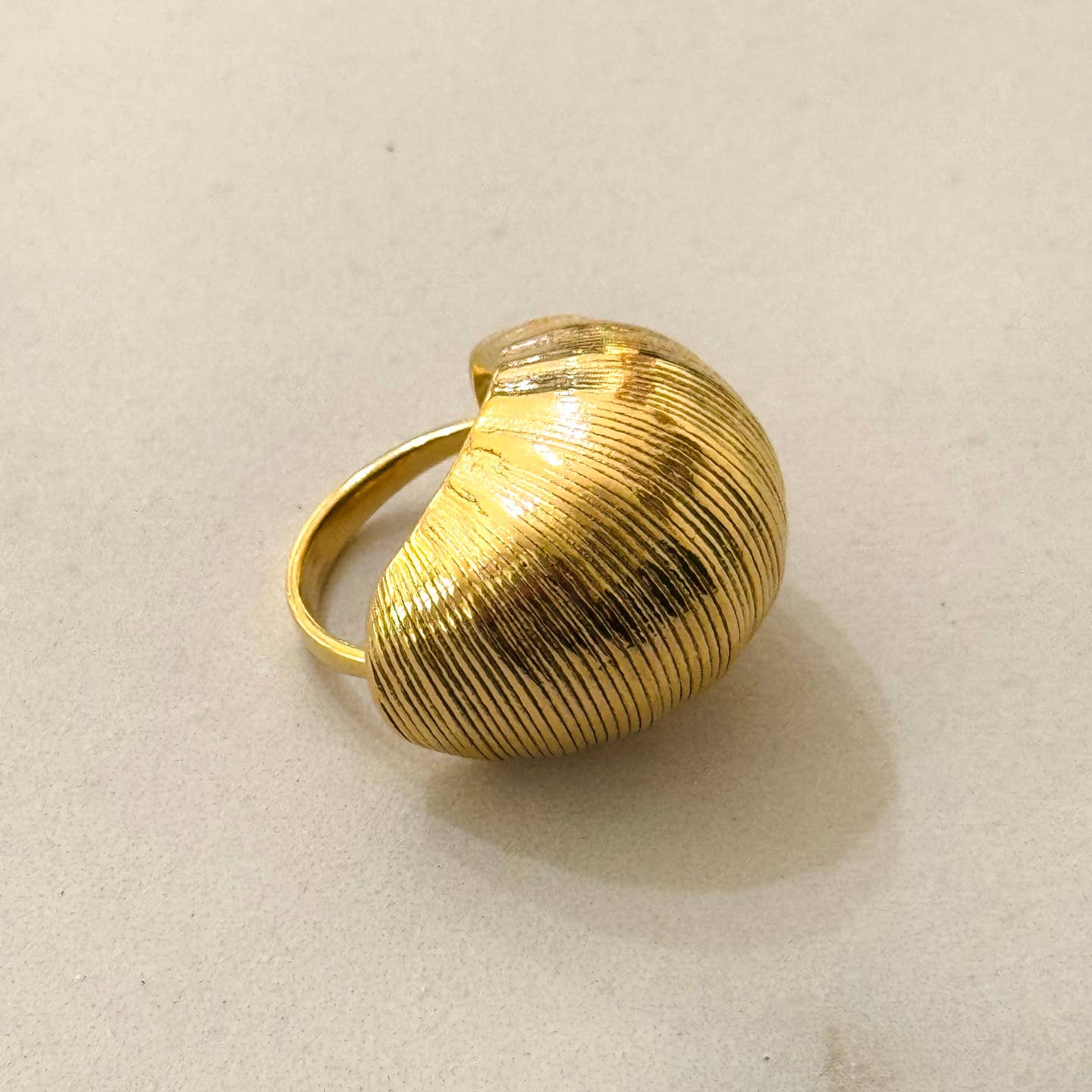 Bague rayée en acier inoxydable plaqué or portée au doigt