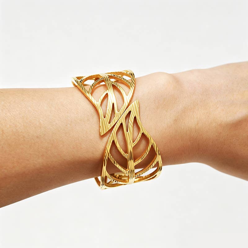 Bracelet rigide à ressort avec feuilles perforées